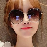 韓版不規則偏光太陽眼鏡 （眼鏡+盒子+擦拭布） 特價：$80