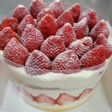 7吋圓形雙層草莓爆多香草蛋糕