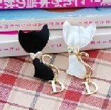 韓國流行貝殼蝴蝶結調皮貓胸針 特價：$39