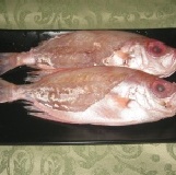 剝皮紅目鰱 (每份2隻入,500±30公克,含冰重)產地:台灣~巳為您剝除部份粗鱗,直接下鍋煎就對了~