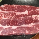 安格斯嫩肩無骨牛排 產地:美國 (1片,300±30公克)今年耶誕大餐來點不一樣的安格斯吧~