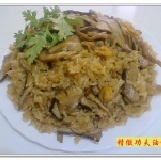 精緻功夫油飯 純黑麻油手工生米炒製,絕非一般豬油拌熟飯的作法,保證每一口都吃得到配料喔!