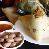 南部花生粽 成 分：圓糯米.五花滷肉.台灣香菇.花生.