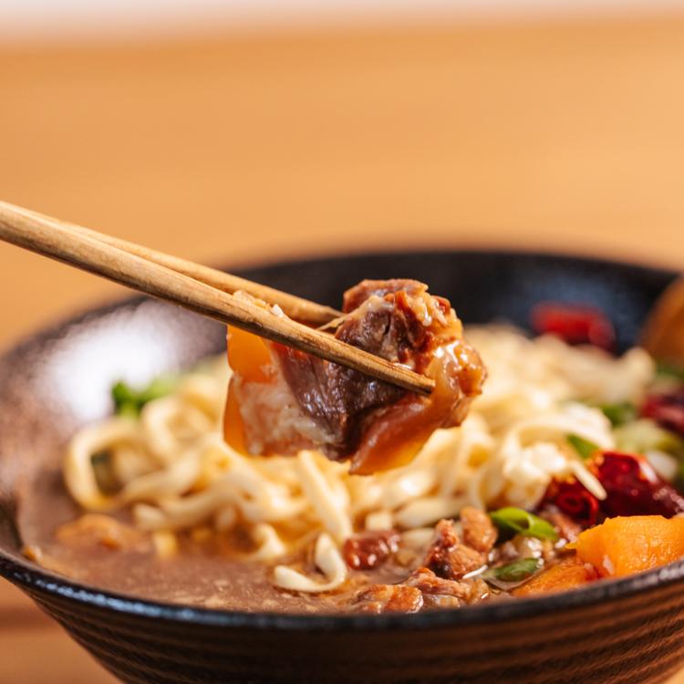 【疲老闆】紅燒排骨麵