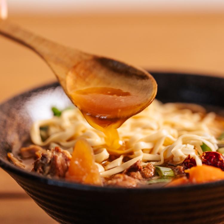 【疲老闆】紅燒排骨麵