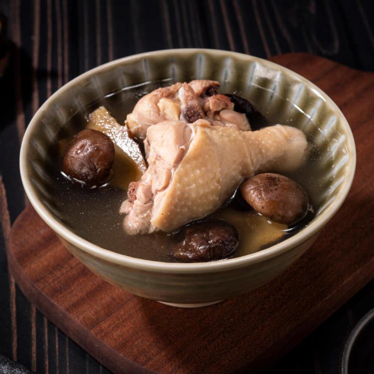 【疲老闆】香菇燉雞湯