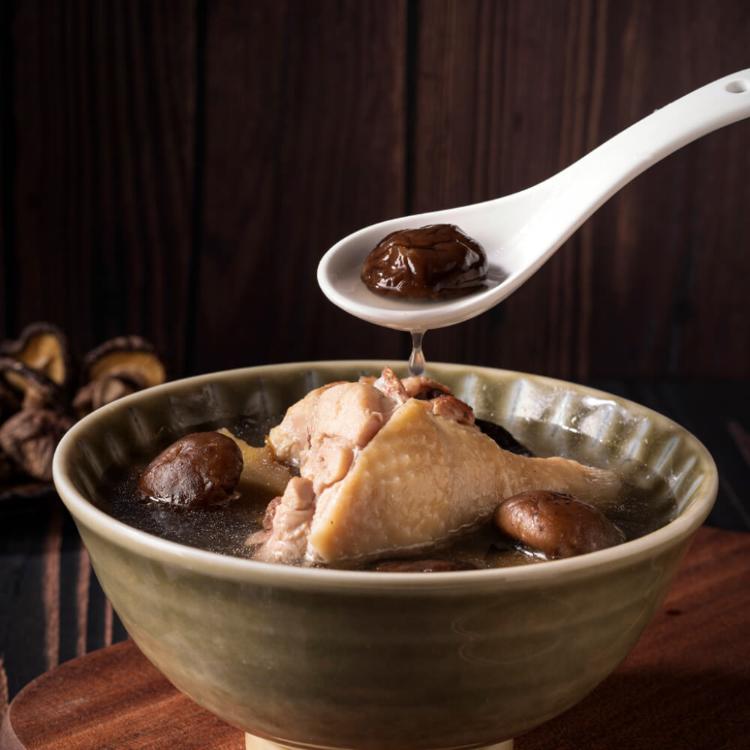 【疲老闆】香菇燉雞湯