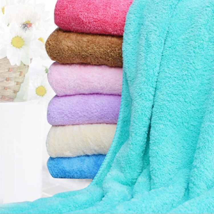 【超吸水雙面珊瑚絨大浴巾】超細纖維超強吸水力，親膚舒適，裹在身上或輕壓就吸水，瞬間乾爽不留濕，不傷肌