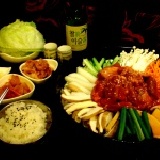 熱呼呼圍爐饗宴大餐~搶鮮上市~ 內含:春川炒雞排~木槿軒自製韓國泡菜(1100克)~海鮮煎餅~辣炒年糕綜合包~韓式炸醬麵~韓式鮮湯底