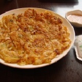 韓式海鮮煎餅（一片裝） 已調好之麵糊（下鍋煎即可）（葷）貼心小叮嚀：日頭炎炎,,海鮮和煎餅拿到請冰冷凍 特價：$120