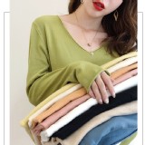 秒變韓劇女主角!慵懶風情V領落肩款毛衣