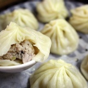 手工小湯包˙湯多鮮美俗稱狗不理湯包(食用時小心燙到)