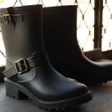出口日本 日本原單 復古簡約 軍裝感雙釦環 時尚防水雨靴/ 雨鞋 特價：$499