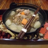 藥膳豚骨鍋 藥膳豚骨鍋:新鮮豚骨排、白蘿蔔、紅蘿蔔、中藥材