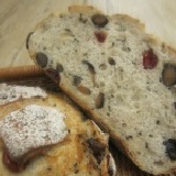 糙米黑豆 採用池上十榖米及特級黑豆,質地柔軟香醇(全素)俗稱的感恩孝親麵包