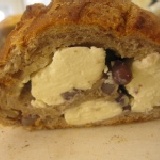 乳酪紅豆 香濃的乳酪塊加上現煮的紅豆粒,搭配全麥的麵包體,超棒的滋味 特價：$80