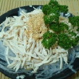 涼拌雞絲 夏日的開胃菜，雞絲加入健康養生的寒天，熱量低，無負擔ㄜ，半價試吃