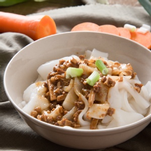 栗園米食客家風味粄條(中華炸醬)