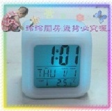 大型(80MM)方塊鐘/溫度計/鬧鈴/七彩鬧鐘/電子鐘/電子時鐘 特價：$65