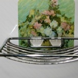 洗碗布菜瓜布香皂置物架 把動不動就掉下來的吸盤丟掉，把鐵鎚鐵釘丟到垃圾桶吧，輕輕一貼隨處可掛，歐洲名畫也可掛廚房喔