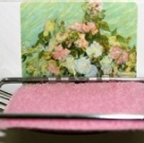 洗碗布菜瓜布香皂置物架 把動不動就掉下來的吸盤丟掉，把鐵鎚鐵釘丟到垃圾桶吧，輕輕一貼隨處可掛，歐洲名畫也可掛廚房喔