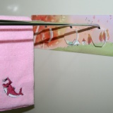 服貼活動毛巾架 推廣期─贈送海豚刺繡之方巾或奇蹟布讓毛巾找到自己的歸宿，讓浴室更整潔清爽，隨處可掛可重複黏貼。