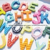 可愛26個英文字母木質磁性冰箱貼 一包26個 $135元