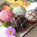 頂級脆皮巧克力泡芙 很值得您品嚐一下,裹上脆皮頂級巧克力 幸福美味 有4種口味 4入裝 (直徑8cm大泡芙)