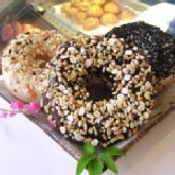 養生雜糧冰甜甜圈 用烤的(非油炸)結合巧克力口感十足,裡面灌了滿滿內餡,三種綜合6入裝(新品試吃嘗鮮價)顛覆口感