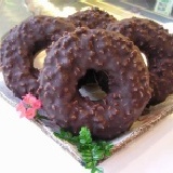 金莎巧克力冰甜甜圈 記得金莎的甜蜜滋味嗎?顛覆您的味蕾,手工繁複,只為滿足挑剔的你,咀嚼甜蜜2種口味6入裝(每個70g)