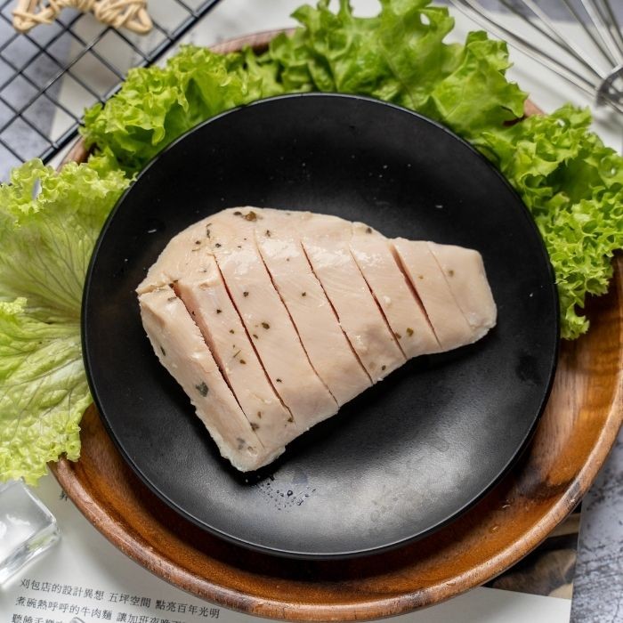 刘包店的設計異想五坪空間點亮百年光明，煮碗熱呼呼的牛肉麵讓加班在順。