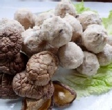 ＊活叻小丸子＊招牌香菇貢丸 (一台斤)採用烘托整朵香菇加上獨家配方製作而成的香菇貢丸，香氣十足