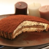 堤拉米蘇派 ＊濃烈的Mascarpone Cheese，搭配酒香濃醇的咖啡蛋糕，風味令人難忘！ 特價：$125