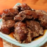 紅燒軟骨肉 ＊一隻豬只有兩條軟骨肉喔！加上烹煮費時且需層層嚴格把關，故需每日限量。 特價：$110