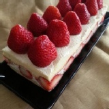 新巧屋草莓爆多長條蛋糕 特價：$310