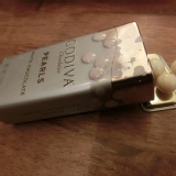 GODIVA 珍珠鐵盒巧克力豆(白巧克力) 特價：$199