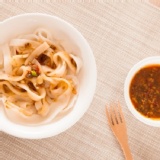 栗園米食客家風味粄條(泰式打拋醬) 特價：$30