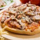【法羅烤箱現作手工披薩】燻雞磨菇pizza 特價：$95