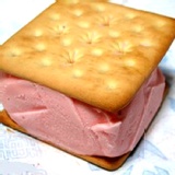 草莓三明治冰餅 特價：$19