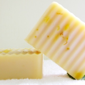 乾妹妹嫩白保濕系列 ~ 金盞花燕麥奶舒緩淨白皂 (中乾性&熟齡肌膚適用)