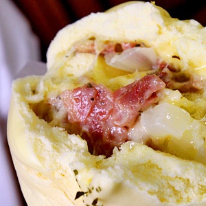 ＜義大利培根起司包＞撕開後超感動