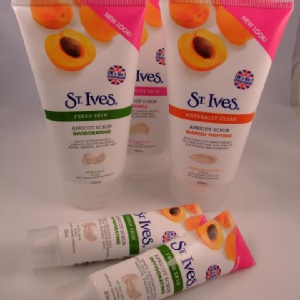 英國版ST. Ives 杏果 磨砂膏