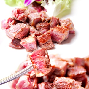 【主購禮】滿2500送骰子牛肉200g*1包，滿5000送兩包