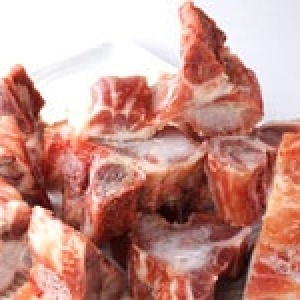 豬龍骨(脊椎骨)切塊