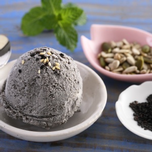 黃金堅果黑芝麻冰淇淋 特價：$48