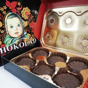 俄羅斯雪媚巧克力蛋白糕(黑醋栗口味) 特價：$199