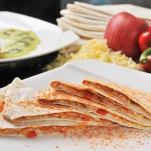 【阿墨薄餅】辣味燻雞起士薄餅-M