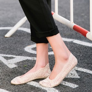 【穿搭必備】女孩必備─蕾絲淺口隱形全防滑膠條防脫船襪-五色可選 特價：$19