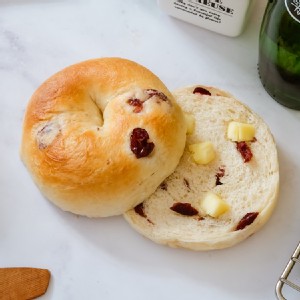 蔓越梅乳酪貝果 特價：$45