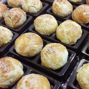 【海岸山麥】菠蘿蛋黃酥 特價：$330